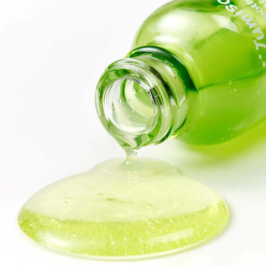 Jumiso Super Soothing Cica & Aloe Facial Serum with a vibrant green texture, ideal for calming sensitive skin.